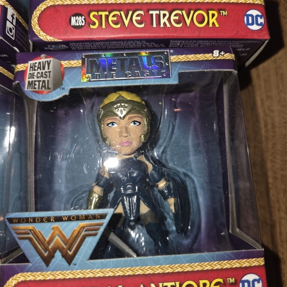 DC Heavy Metal Collectible Figure Set - Gold and Blue - Picture 4 of 6